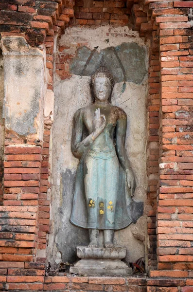 Statue en bouddha brisé et ancien bâtiment — Photo