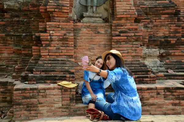 Tailandesa mujeres retrato y tomar foto por teléfono móvil — Foto de Stock
