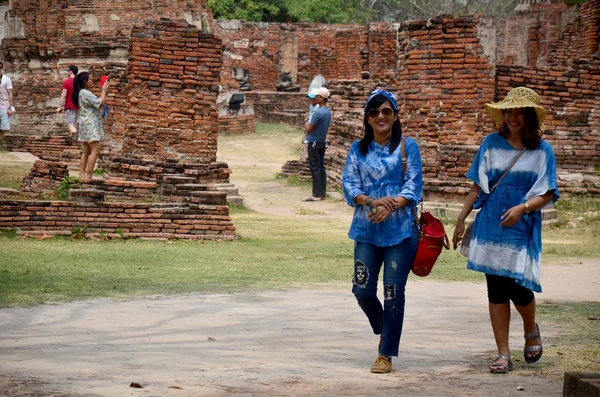 Mensen reizen en wandelen rond oude gebouw op Wat Mahatha — Stockfoto