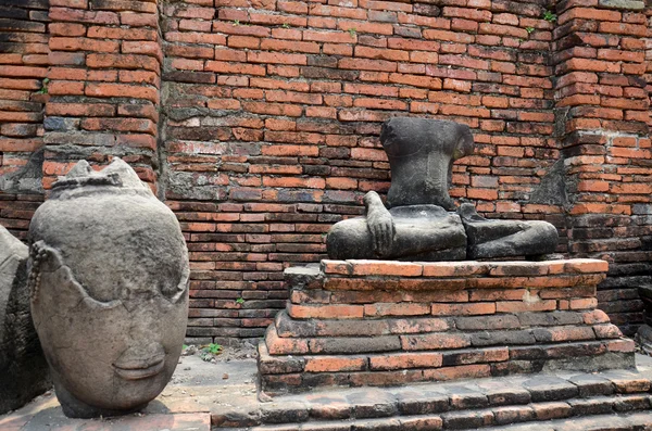 Törött buddha szobor és a régi épület — Stock Fotó