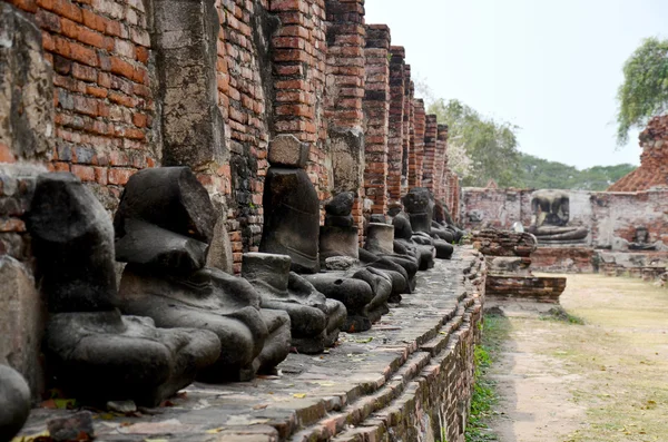 Statue en bouddha brisé et ancien bâtiment — Photo