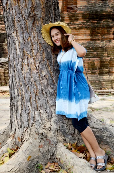 Retrato de mulheres tailandesas com árvore no edifício antigo — Fotografia de Stock