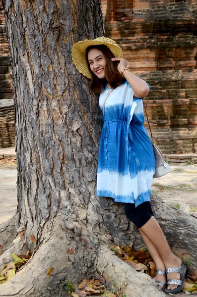 Ritratto delle donne thailandesi con albero nell'edificio antico — Foto Stock