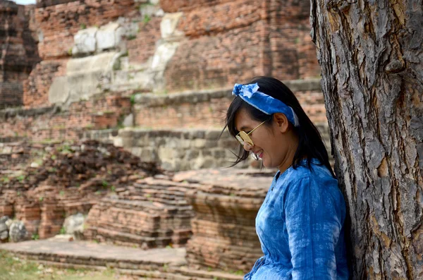 Thaise vrouwen portret met boom op oude gebouw — Stockfoto
