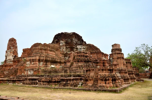 Törött buddha szobor és a régi épület — Stock Fotó