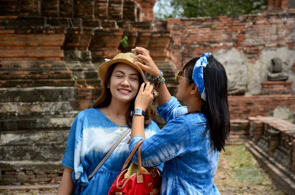 Thajské ženy portrét ve starobylé budově na Wat Mahathat — Stock fotografie