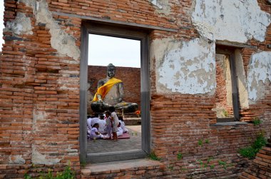 Wat Worachet Tharam Buda heykeli ile dua insanlar