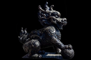 Tek boynuzlu at ejderha başlı Qilin veya kylin olarak