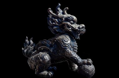 Tek boynuzlu at ejderha başlı Qilin veya kylin olarak