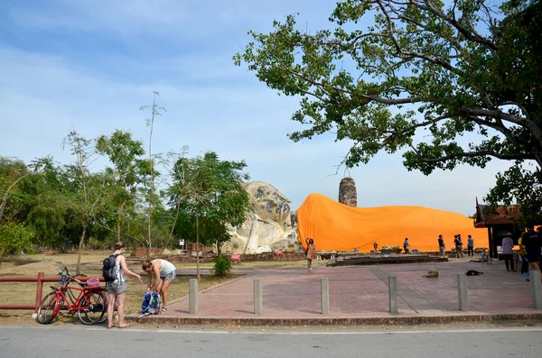 La gente reza Buda Reclinado en Wat Lokayasutharam — Foto de Stock