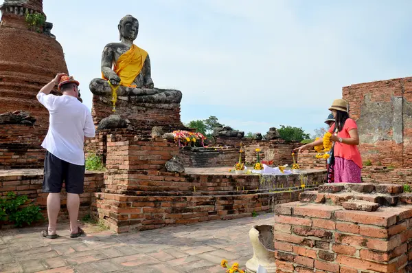 Wat Worachet Tharam Buda heykeli ile dua insanlar