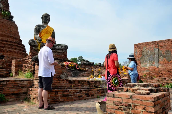 Persone che pregano con statua buddha a Wat Worachet Tharam — Foto Stock