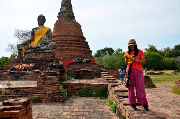 Les gens prient avec la statue de Bouddha à Wat Worachet Tharam — Photo