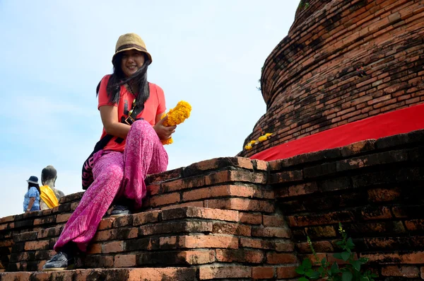 Thaise vrouwen reizen en portret op Wat Worachet Tharam — Stockfoto