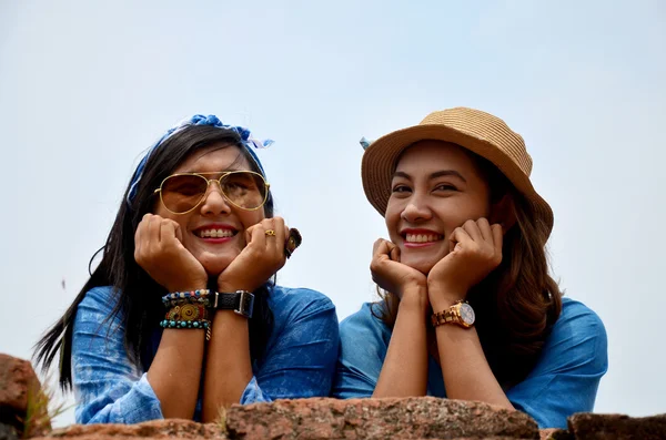 Portrait de femmes thaïlandaises dans un ancien bâtiment — Photo