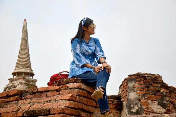 Tailandês mulher retrato no antigo edifício em Wat Mahathat — Fotografia de Stock