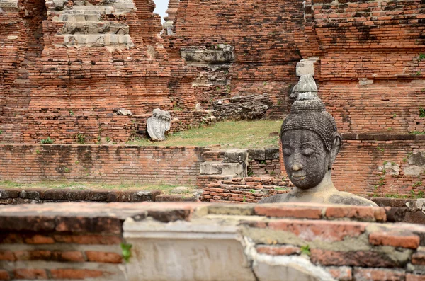 Σπασμένο άγαλμα του Βούδα και αρχαίο κτίριο — Φωτογραφία Αρχείου