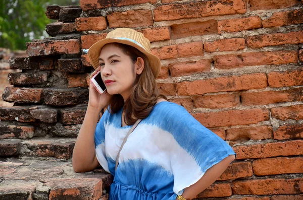 Las mujeres tailandesas hablan smartphone sobre negocios —  Fotos de Stock