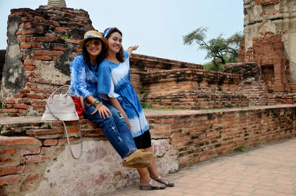 Thaise vrouw portret op oude gebouw op Wat Mahathat — Stockfoto