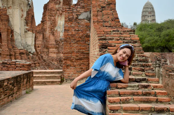 Retrato de mujer tailandesa en edificio antiguo en Wat Mahathat —  Fotos de Stock