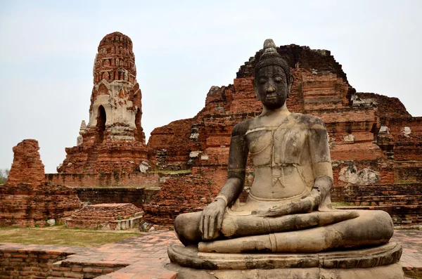Σπασμένο άγαλμα του Βούδα και αρχαίο κτίριο — Φωτογραφία Αρχείου