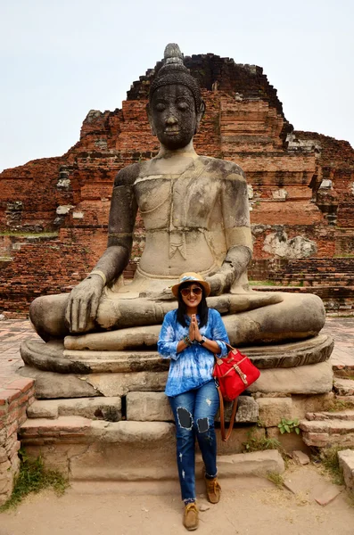 Los tailandeses viajan y rezan estatua de buda — Foto de Stock