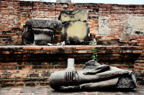 Broken buddha statue and ancient building — Stock Photo, Image