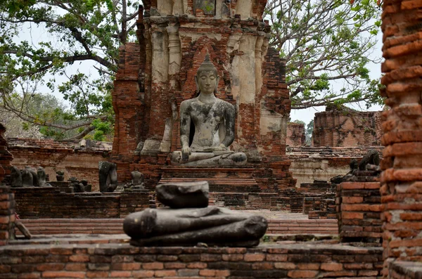Разбитая статуя Будды и древнее здание — стоковое фото