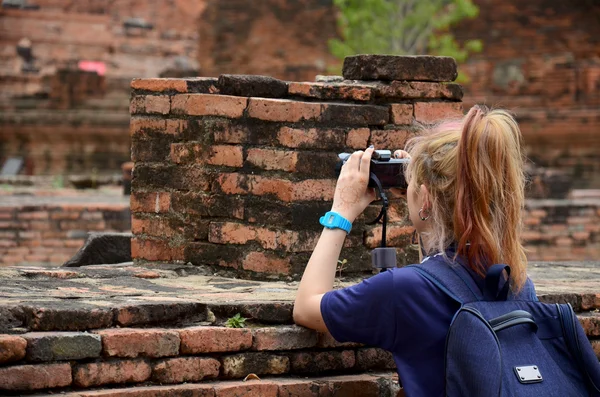 As pessoas viajam e tiram fotos de edifícios antigos em Wat Mahathat — Fotografia de Stock
