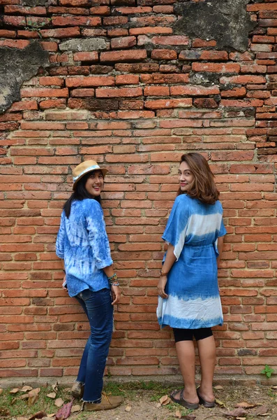 Thaise vrouwen portret op oude gebouw op Wat Mahathat — Stockfoto