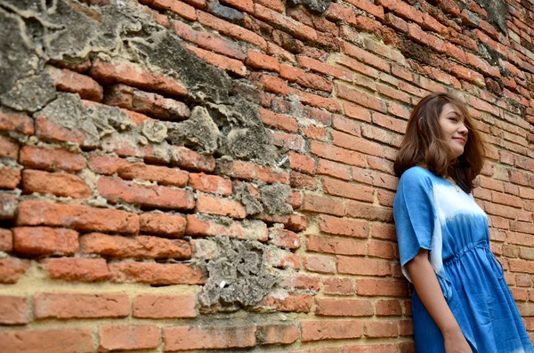 Thaise vrouw portret op oude gebouw op Wat Mahathat — Stockfoto