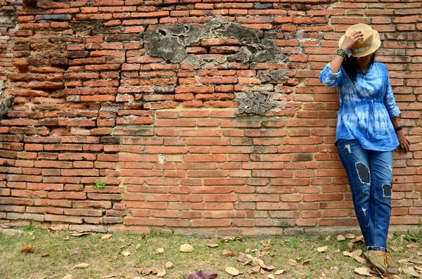 Thaise vrouw portret op oude gebouw op Wat Mahathat — Stockfoto