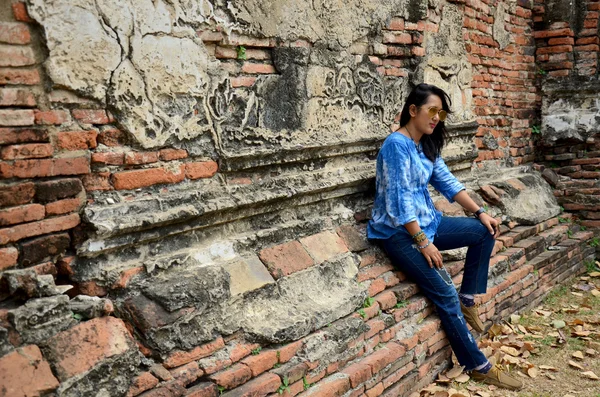 Thaise vrouw portret op oude gebouw op Wat Mahathat — Stockfoto