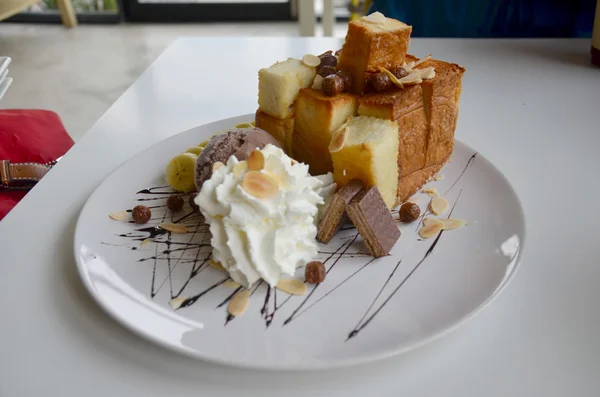 Sorvete com tostado e receita de cobertura de chocolate — Fotografia de Stock