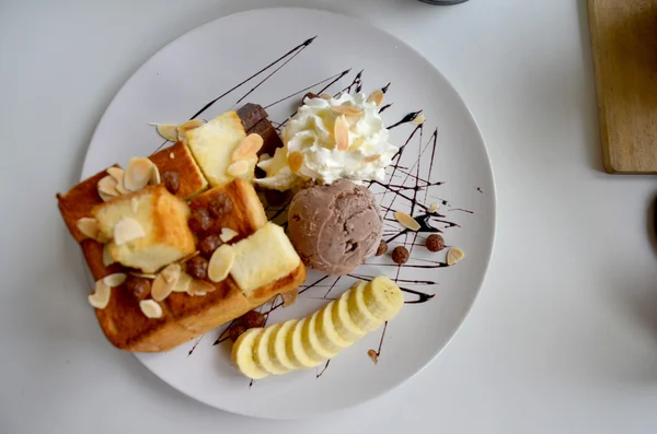 Sorvete com tostado e receita de cobertura de chocolate — Fotografia de Stock