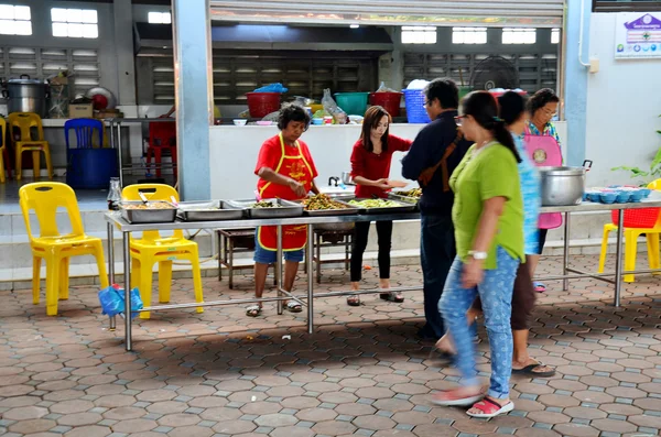 Gente dando comida en casa de limosna — Foto de Stock