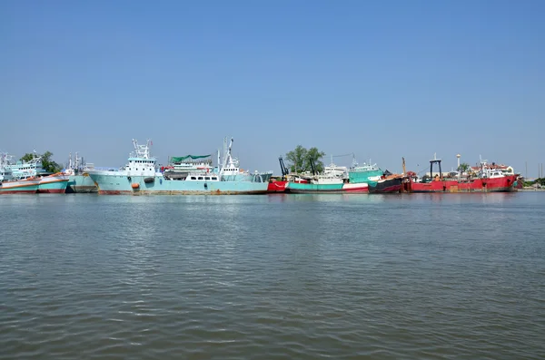 Arrêt bateau au port de Tha Chalom — Photo