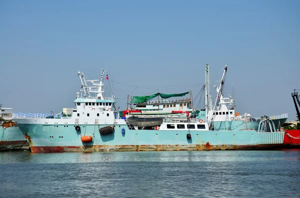 Nave y barco se detienen en el puerto de Tha Chalom — Foto de Stock