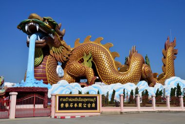 Ejderha heykeli: Suphanburi şehir ayağı Tapınak