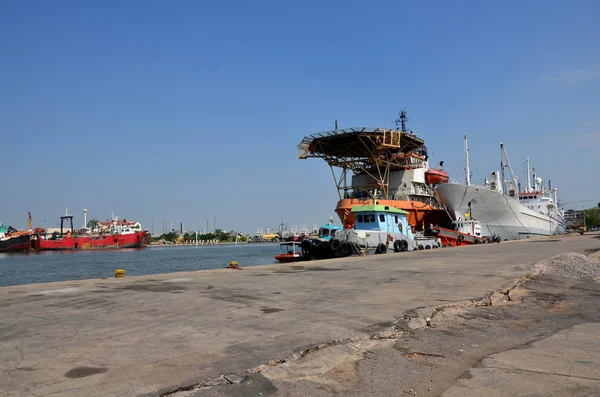 Lodi a loď zastavit dopravu z přístavu Tha Chalom — Stock fotografie