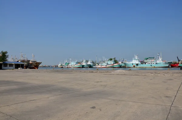 Nave y barco se detienen en el puerto de Tha Chalom — Foto de Stock