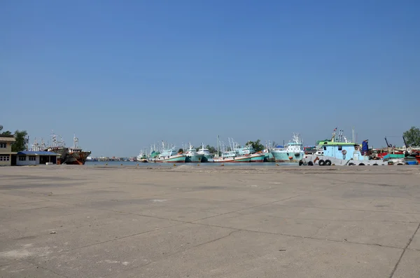 Остановка корабля и лодки в гавани Tha Chalom — стоковое фото