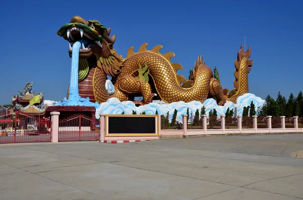 Статуя дракона в святилище города Суфанбури — стоковое фото