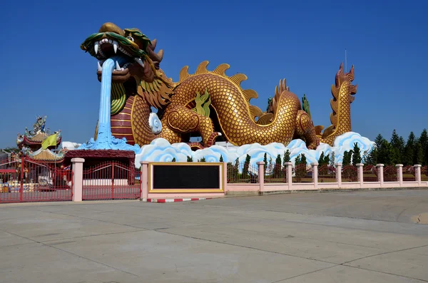 Statue du dragon au sanctuaire de pilier de la ville de Suphanburi — Photo