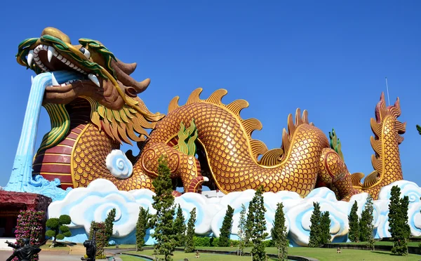 Dragon staty vid Suphanburi staden pillar shrine — Stockfoto