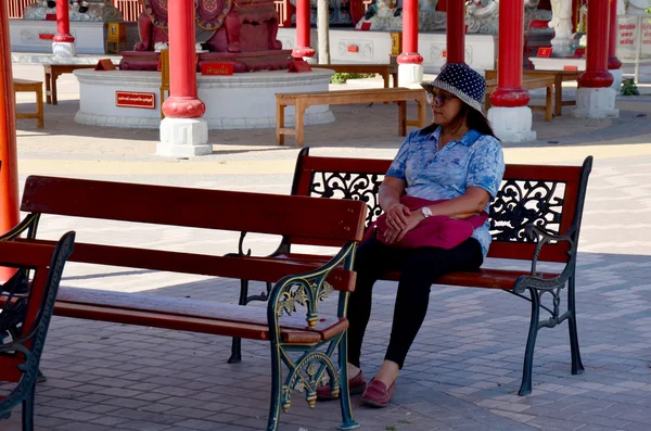 Old woman sitting on the bench — Stock Photo, Image