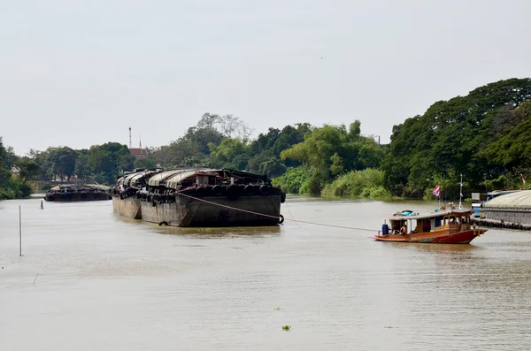 Pråm och bogserbåt båt last fartyget i Chao Phraya-floden — Stockfoto