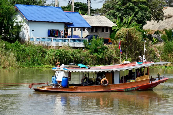 Lastkahn und Schlepper Frachtschiff im Fluss chao phraya — Stockfoto