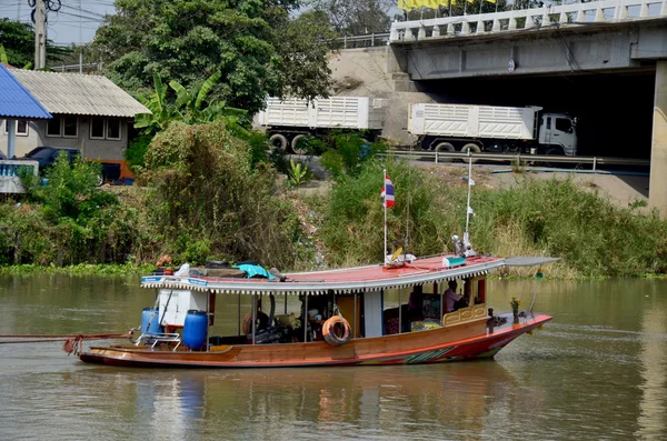 Člun a tahat člun nákladní loď v řece Chao Phraya — Stock fotografie
