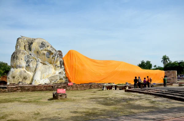 Люди моляться лежить Будди в Lokayasutharam ВАТ — стокове фото